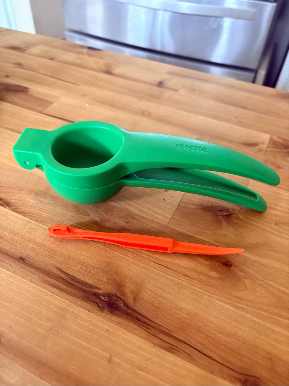 Ari-Cook Green Handheld Citrus Press with Pampered Chef Orange Peeler